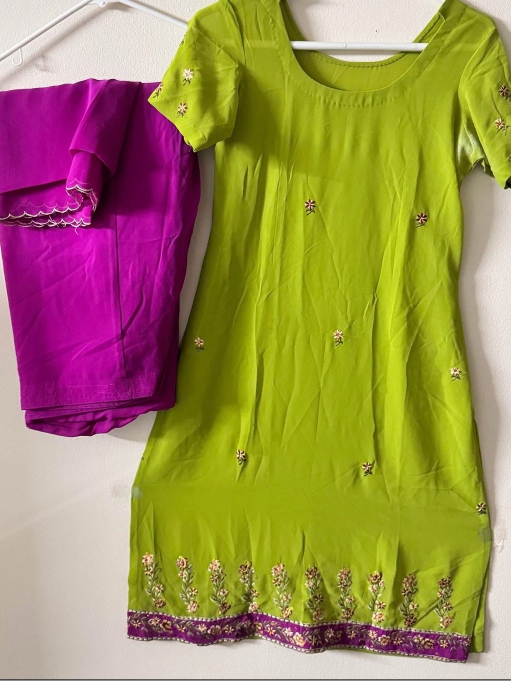 Pink Green Embroidered Dress with Magenta Dupatta

Top bust 18.5”
Length 40”